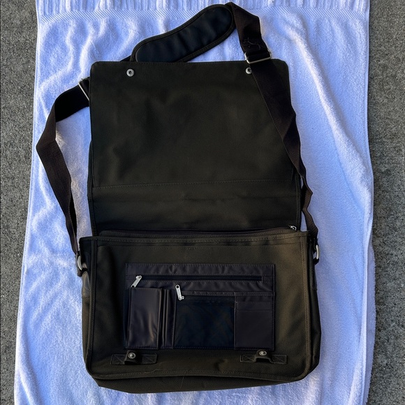 CUSTOM RANGE ROVER hunter green, heavy duty Messenger Bag with Silver Accents. - Picture 6 of 14